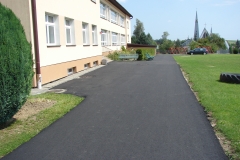 Plac przed szkołą w Rzepienniku Suchym po