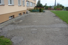 Plac przed szkołą w Rzepienniku Suchym przed