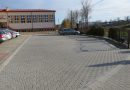 Podjazd i miejsca postojowe przy szkole w Olszynach