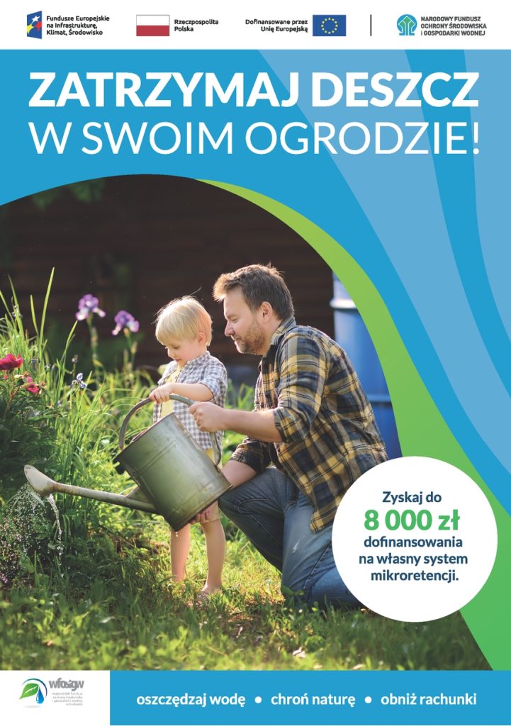 znajduje się plakat informacyjny przedstawiający ojca i syna wspólnie podlewających kwiaty metalową konewką w ogrodzie. Nad zdjęciem umieszczono duży napis: „ZATRZYMAJ DESZCZ W SWOIM OGRODZIE!”. Po prawej stronie, w białym kole, znajduje się informacja: „Zyskaj do 8 000 zł dofinansowania na własny system mikroretencji”. U góry plakatu widoczne są loga Funduszy Europejskich, Rzeczypospolitej Polskiej oraz Narodowego Funduszu Ochrony Środowiska i Gospodarki Wodnej. Na dole znajduje się pasek z napisami: „oszczędzaj wodę • chroń naturę • obniż rachunki” oraz logo Wojewódzkiego Funduszu Ochrony Środowiska i Gospodarki Wodnej.