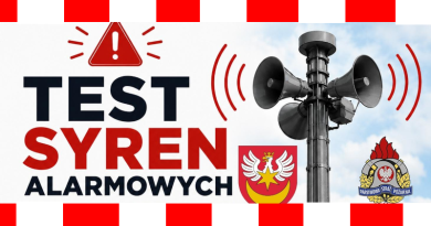 "Grafika informacyjna z napisem 'TEST SYREN ALARMOWYCH', symbolem ostrzegawczym, zdjęciem syreny ryczącej oraz Herb powiatu tarnowskiego i logo Państwowej Straży Pożarnej."